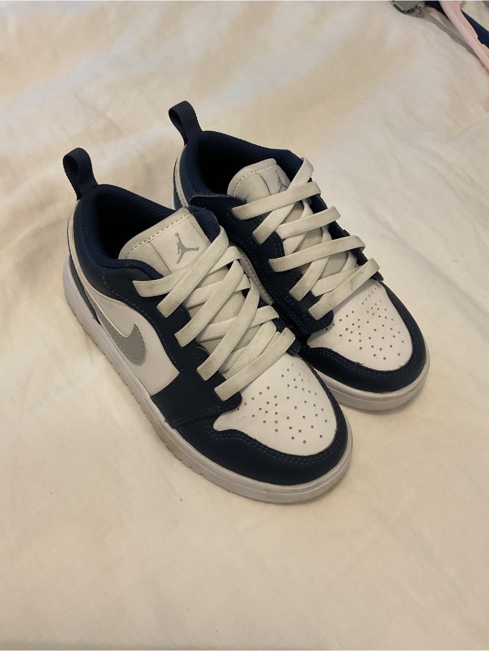 Jordan Kids Low-Top Sneakers in White and Navy - Picture 3 of 5